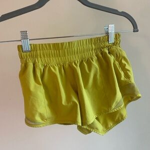 LULULEMON Hotty Hot LR Shorts (2.5” lined) SIZE: 2